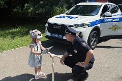 В День России сотрудниками УВД по ЮАО проведена социальная акция «Один день с полицией России» в музее-заповеднике «Коломенское»